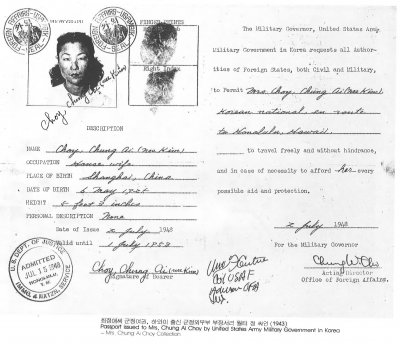 최정애 군정여권，하와이 출신 군정외무부 부장서리 월터 정 싸인 (1943) Passport issued to Mrs. Chung Ai Choy by United States Army Military Government in Korea -Mrs. Chung Ai Choy Collection