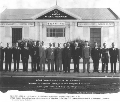 재미한족연합위 원회 하와이 대표단, 로스엔젤레스 대한인국민회 중앙총회 회관 (1942. 4. 5)
United Korean Committee in America members of executive committee and delegates from Hawaii, Los Angeles, California
