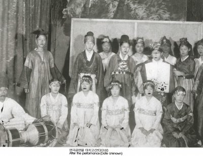 연극공연을 마치고(연대미상)
After the performance(Date Unknown)