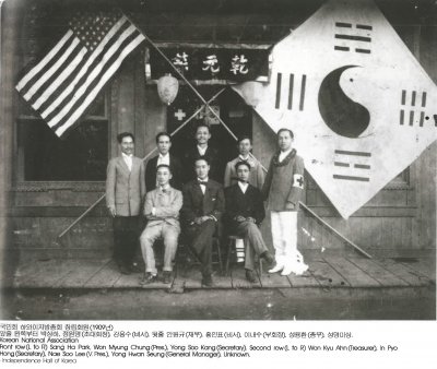 국민회 하와이지방총회 창립회원0909년) 앞줄 왼쪽부터 박상하, 정원명(초대회장), 강용수(비서), 뒷줄 안원규(재무), 홍인표(비서), 이내수(부회장), 성용환(총무), 성명미상. Korean National Association Front row(L to R) Sang Ha Park, Won Myung Chung (FYes.), Yong Soo Kang (Secretary). Second row(L to R) Won Kyu Ahn (Treasurer), In Pyo Hong (Secretary), Nae Soo Lee (V. Pres.), Yong Hwan Seung (General Manager), Unknown.