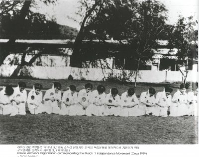 하와이 한인부인들은 1919년 3.1 운동 소식이 전해지자 조국의 독립운동을 체계적으로 지원하기 위해 구국단체를 조직하기 시작했다. (1919년경)
Korean Women’s Organization commemorating the March 1 Independence Movement (Circa 1919)