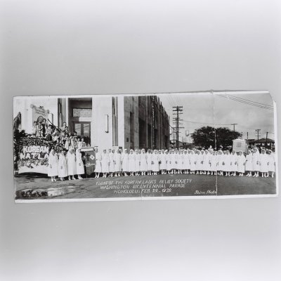 워싱톤 탄신 2백주년 기념 퍼레이드 준비를 마치고(1932) Float of the Korean Ladies Relief Society, Washington Bicentennial Parade, Honolulu